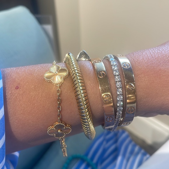 Afarin Collection Tubogas Diamond Bypass Cuff Bangle Bracelet in 18k - Picture 15 of 16